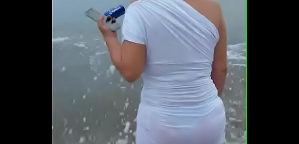  mi novia en la playa con su rica tanga marcada